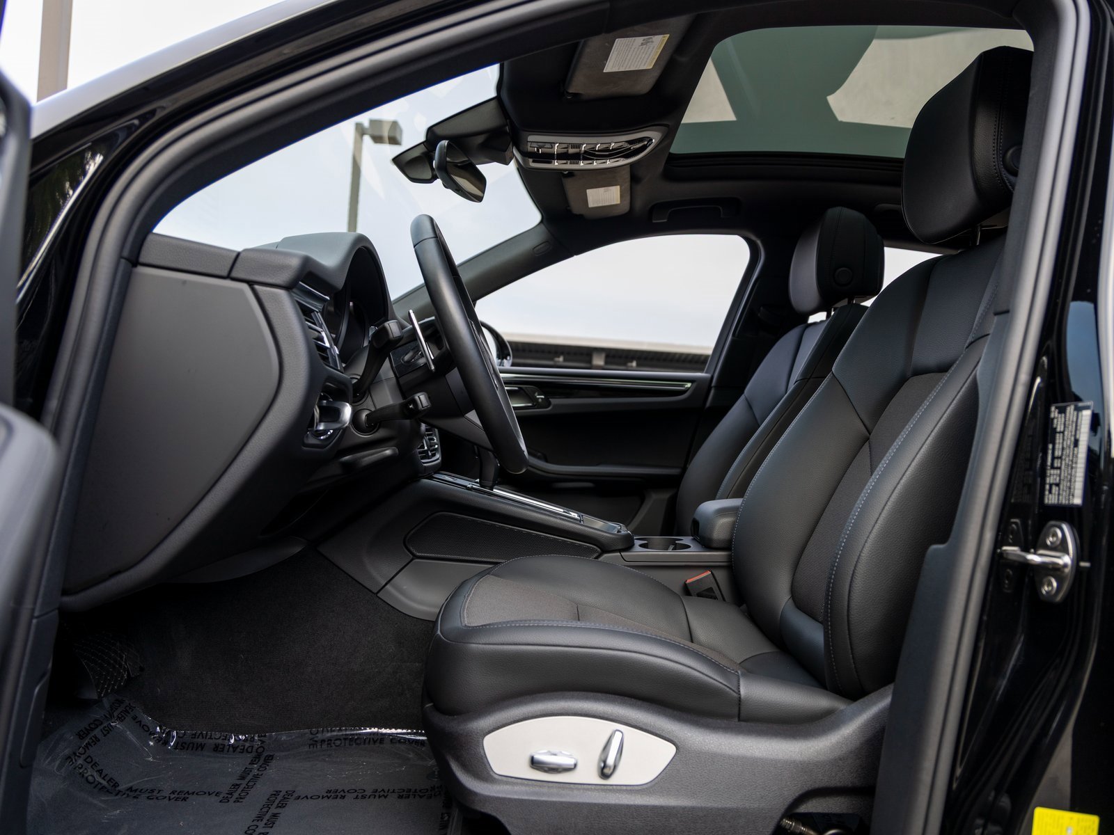 Certified 2025 Porsche Macan image 25