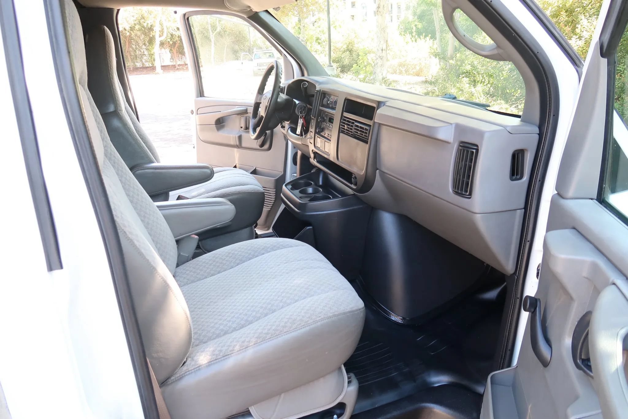 Used 2004 Chevrolet Express 3500 w/ Chrome Appearance Package RWD image 34