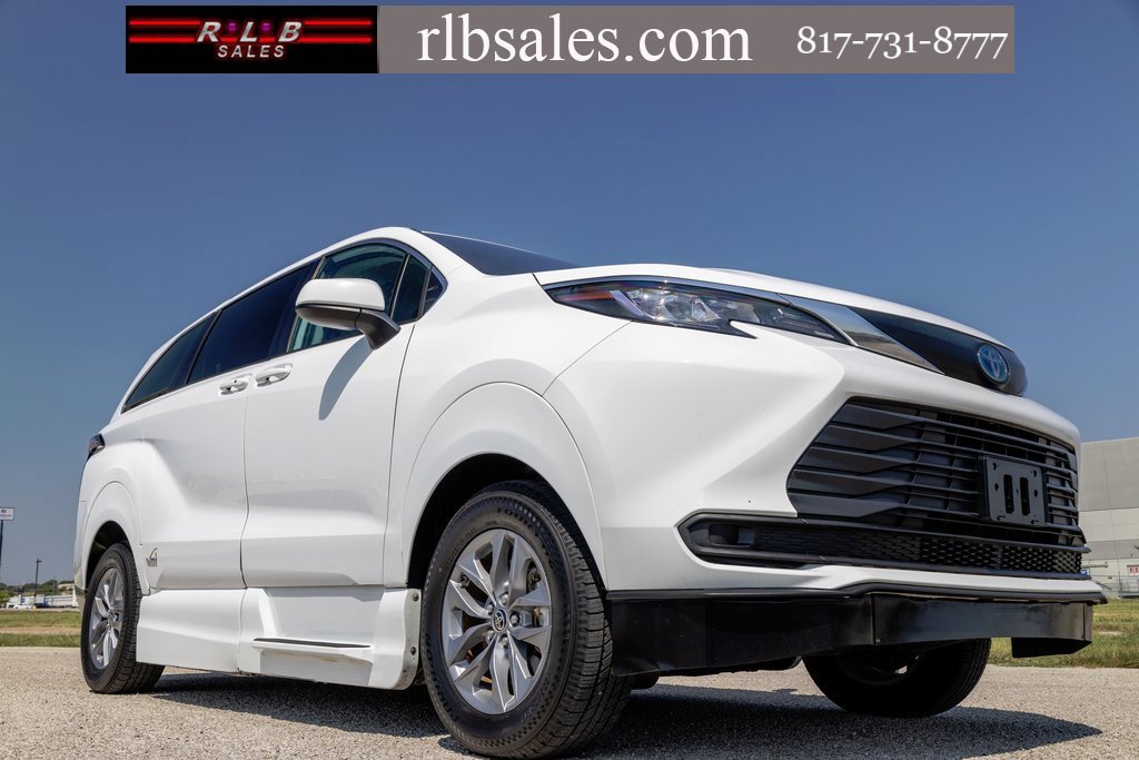 Used 2022 Toyota Sienna LE image 1