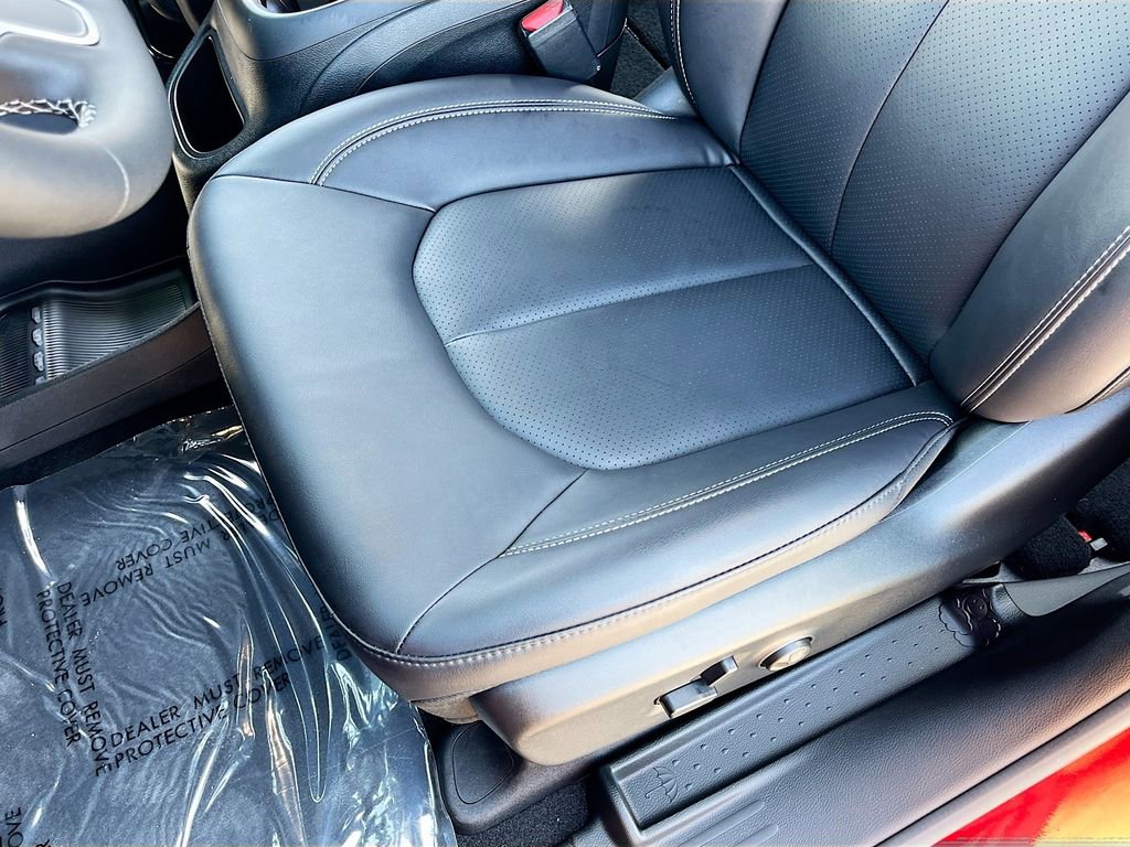 Used 2026 Chrysler Pacifica Select FWD image 18