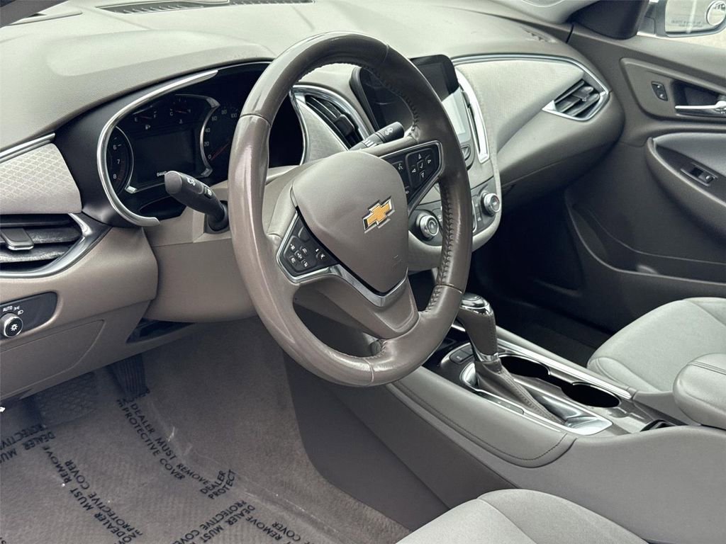 Used 2018 Chevrolet Malibu LT w/ Driver Confidence Package FWD image 9