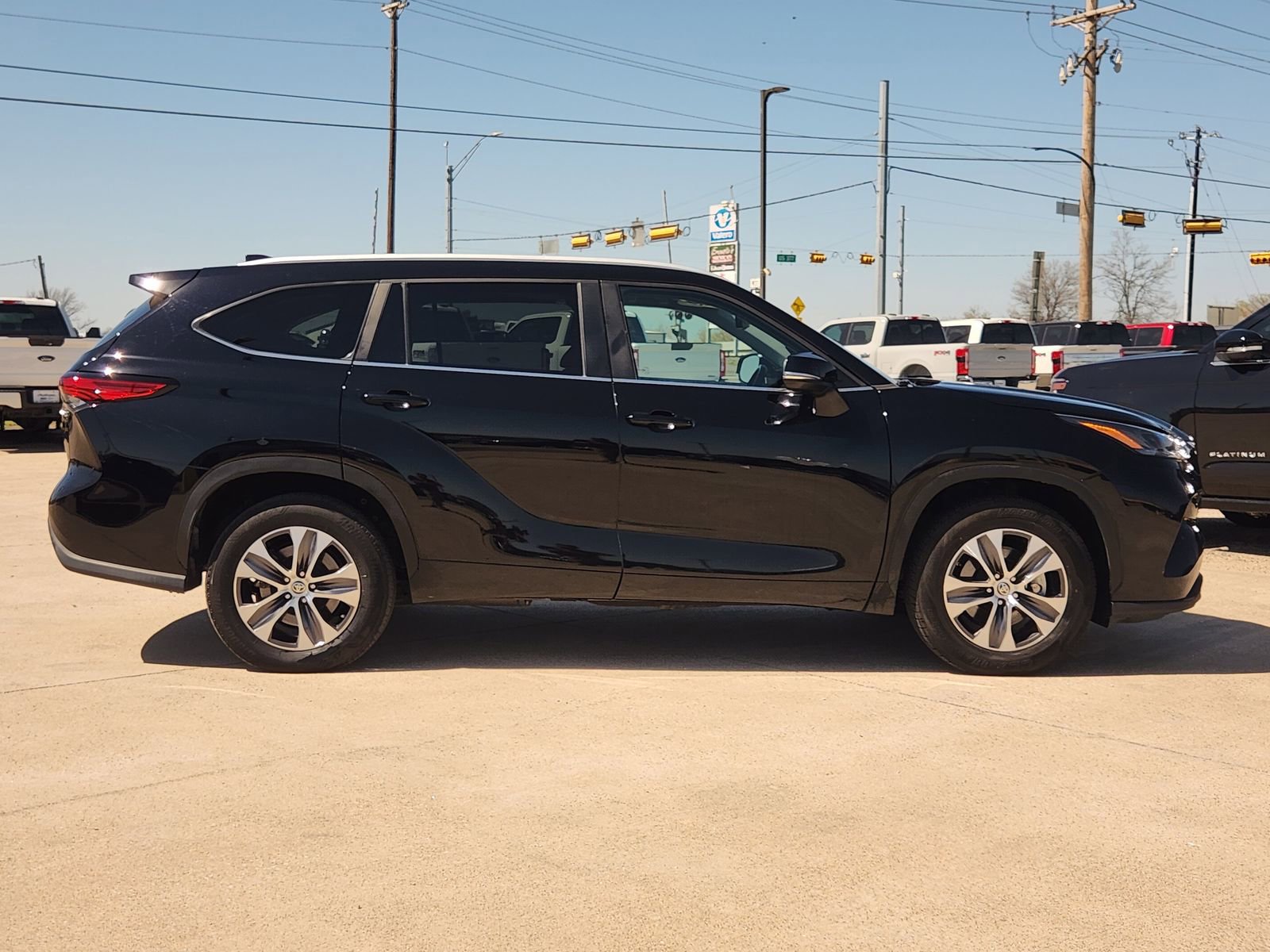 Used 2023 Toyota Highlander XLE image 7