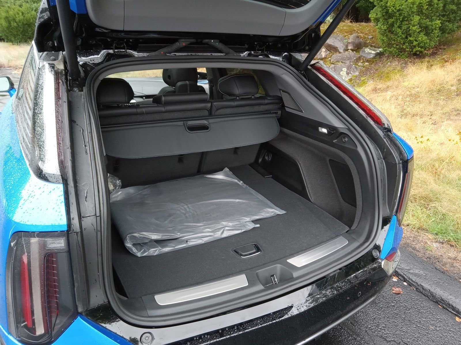 New 2025 Cadillac Optiq Luxury 2 w/ LPO, ONYX Package image 23