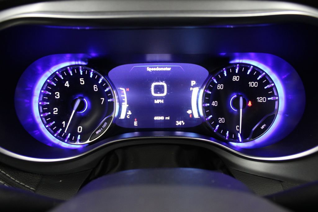 Used 2025 Chrysler Pacifica Limited image 10