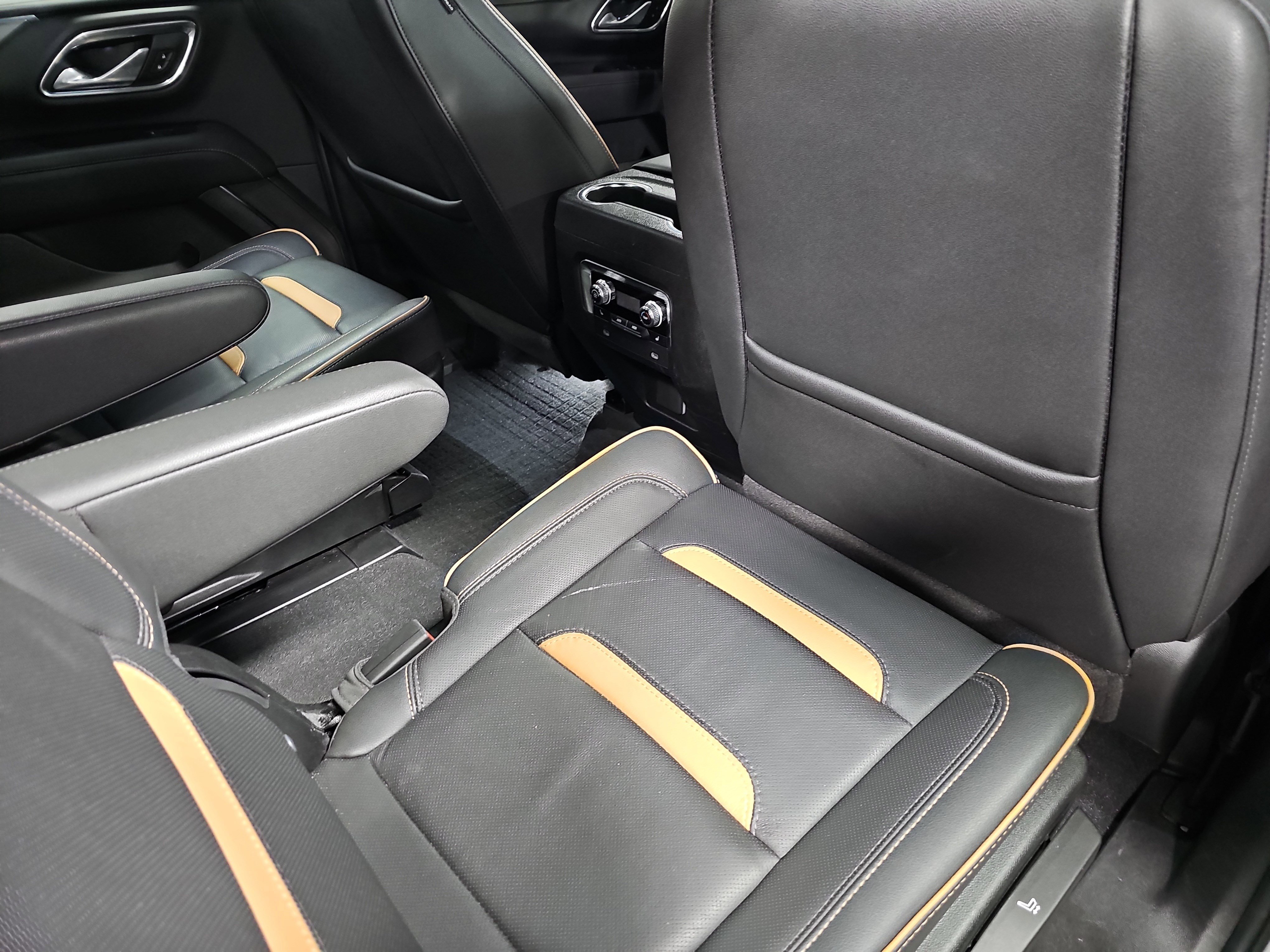 Used 2024 GMC Yukon XL AT4 w/ AT4 Premium Package AWD/4WD image 11