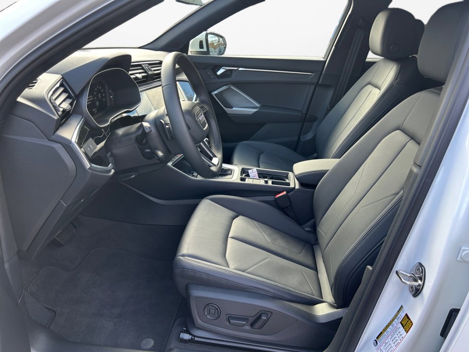 Certified 2025 Audi Q3 2.0T Premium w/ Convenience Package image 9