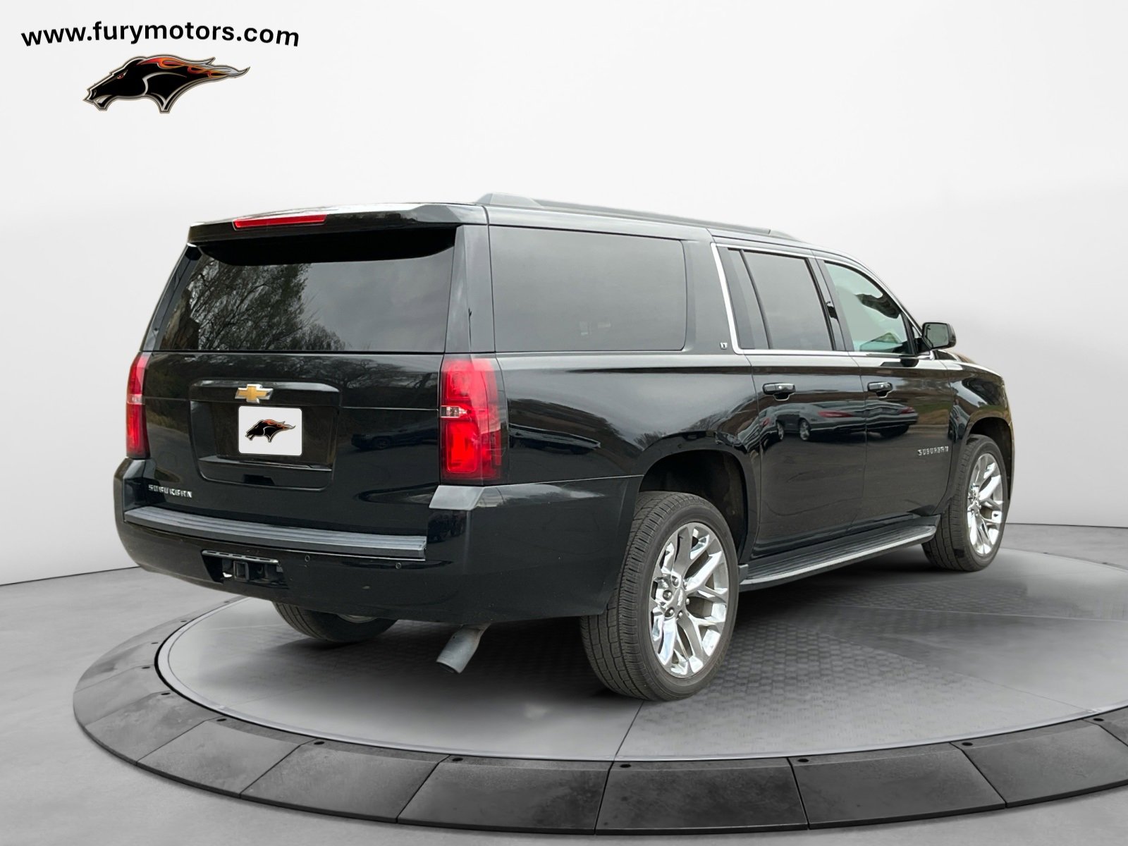 Used 2018 Chevrolet Suburban LT image 3