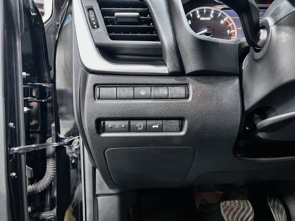 Used 2025 Nissan Rogue SV FWD image 14