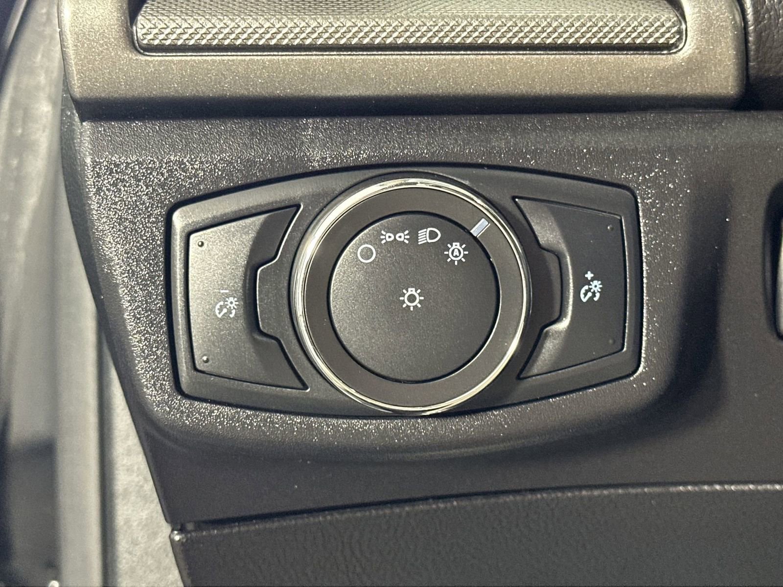 Used 2017 Ford Fusion SE w/ Fusion SE Technology Package image 22