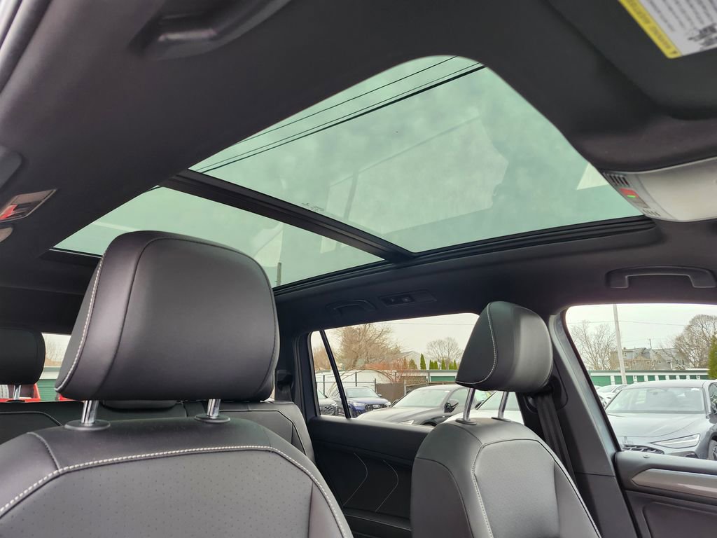 Certified 2022 Volkswagen Tiguan SE R-Line image 12