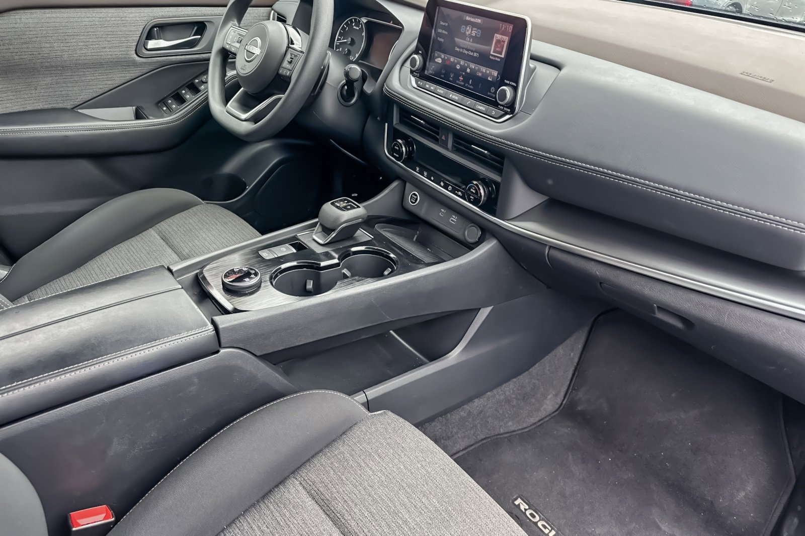 Used 2023 Nissan Rogue SV image 16