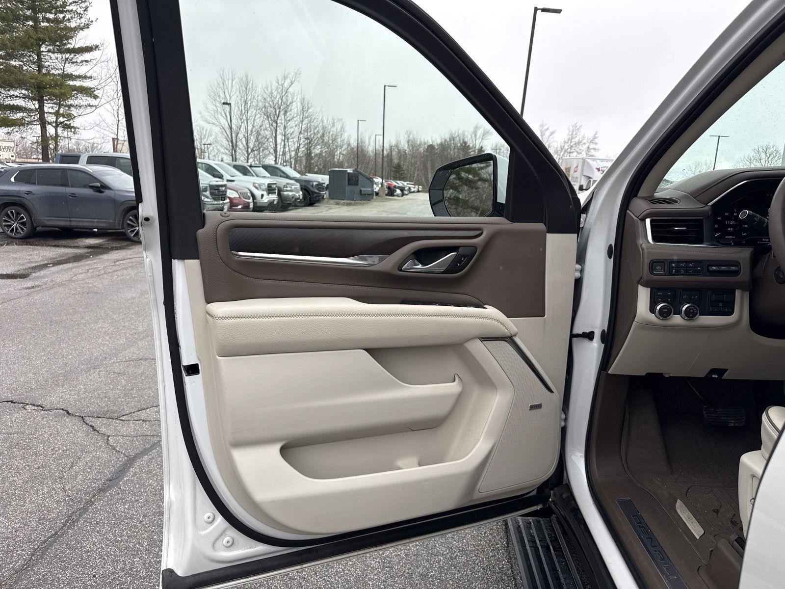 Used 2023 GMC Yukon XL Denali w/ Denali Reserve Package image 12