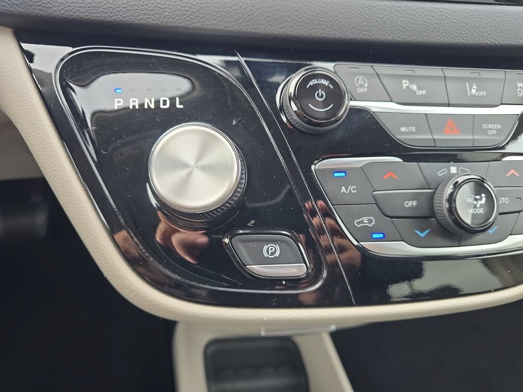 Used 2024 Chrysler Pacifica Touring-L FWD image 23