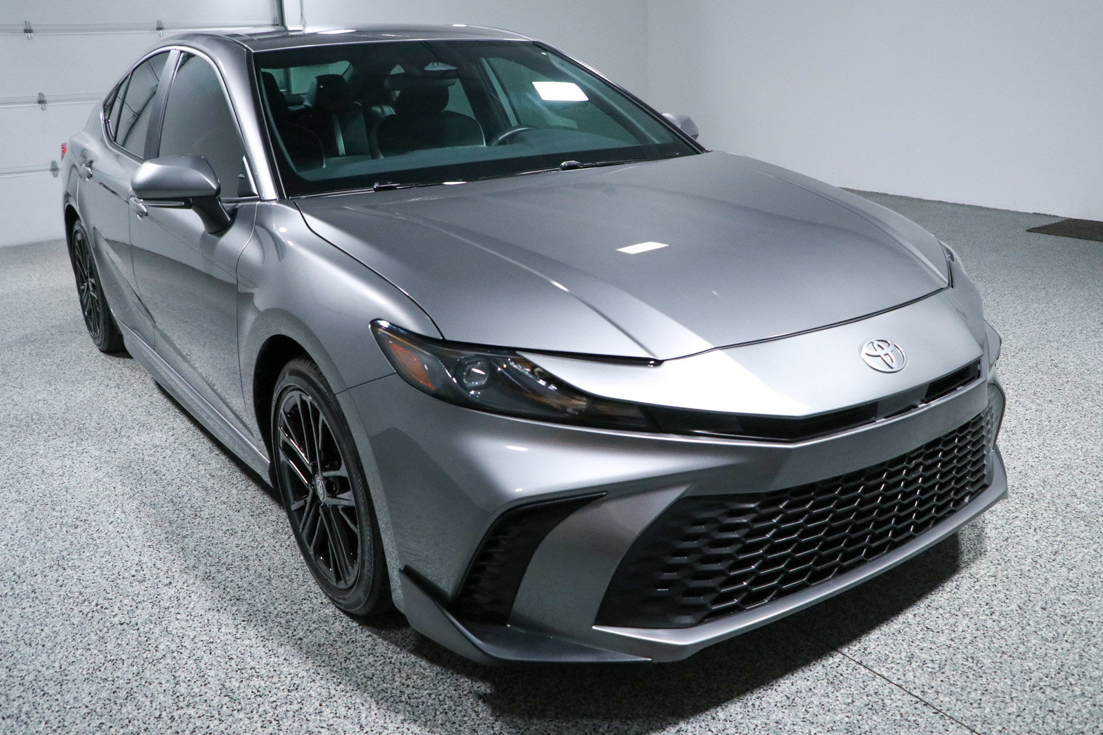 Used 2025 Toyota Camry SE FWD image 5