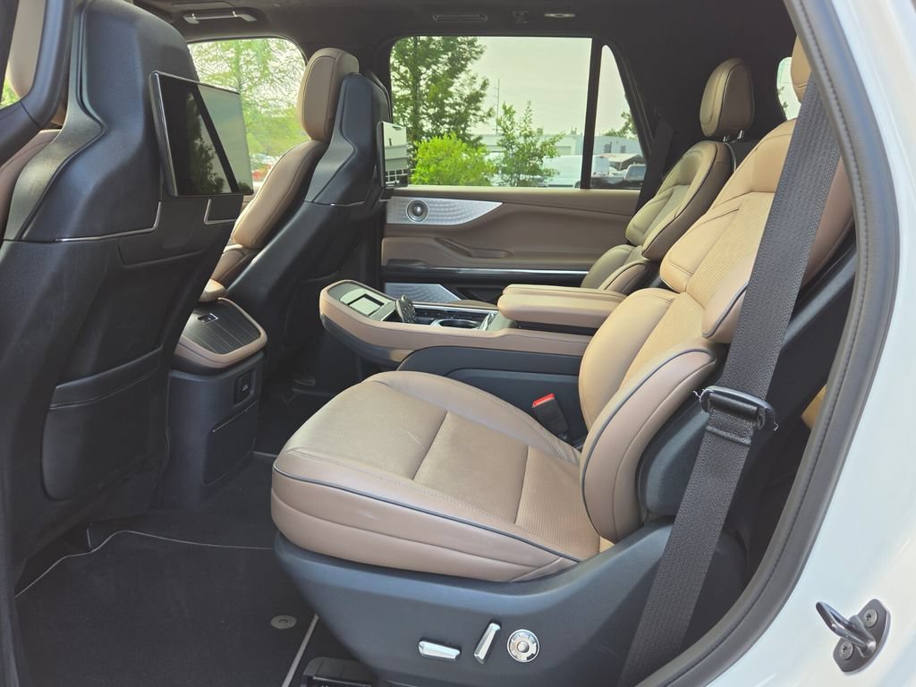 Used 2025 Lincoln Navigator Black Label AWD/4WD image 11