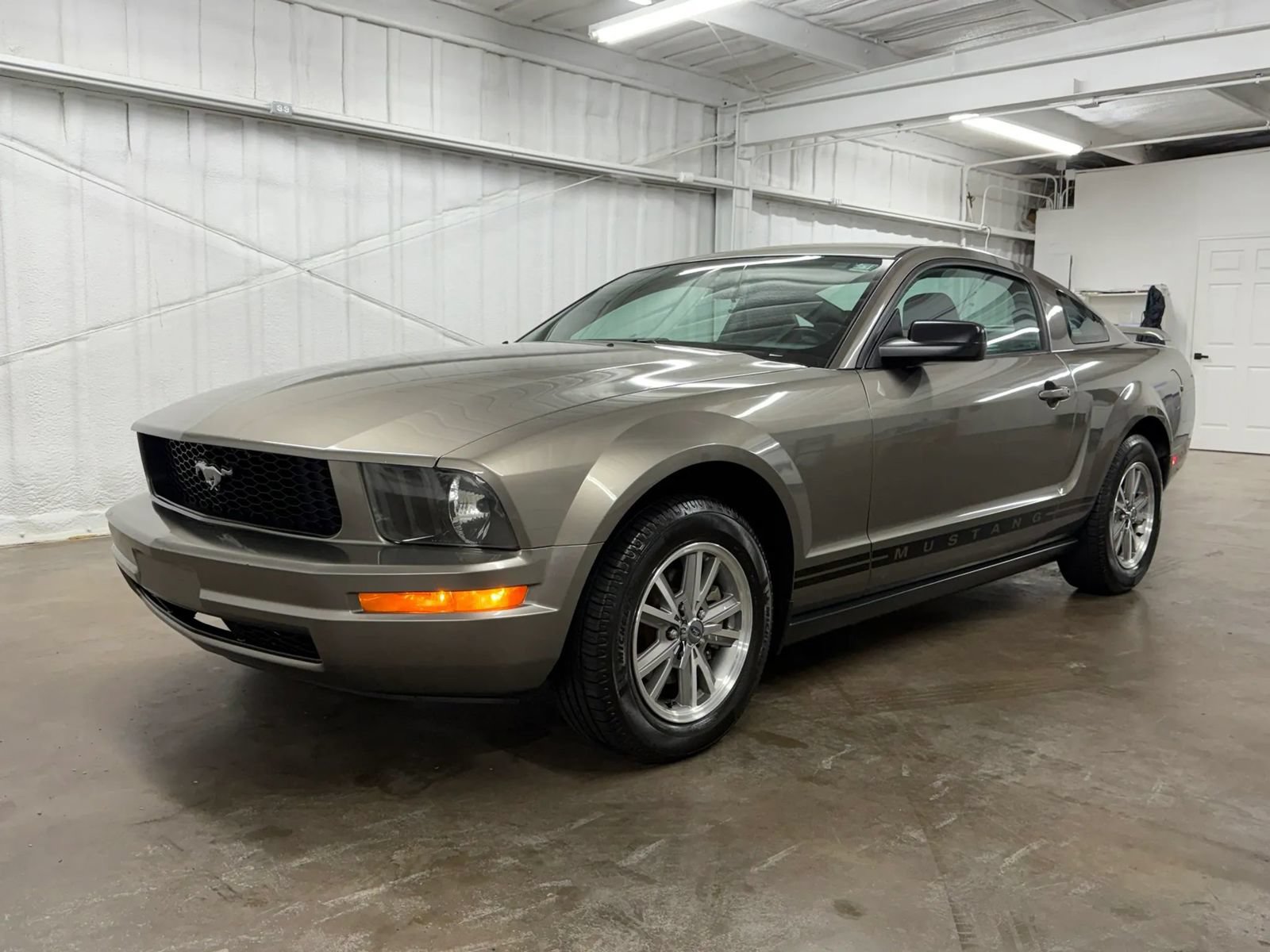 Used 2005 Ford Mustang Premium RWD image 10