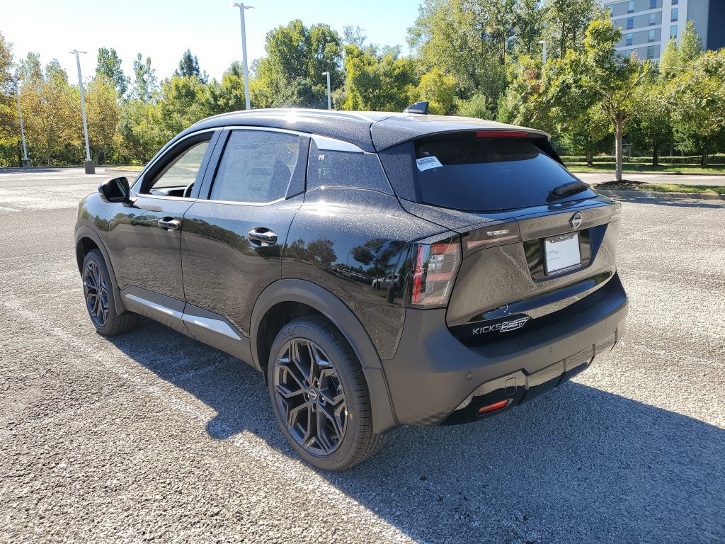 New 2027 Nissan Kicks SR w/ SR Premium Package FWD image 3