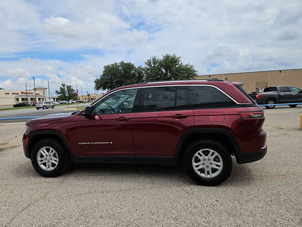 Used 2024 Jeep Grand Cherokee Laredo RWD image 5