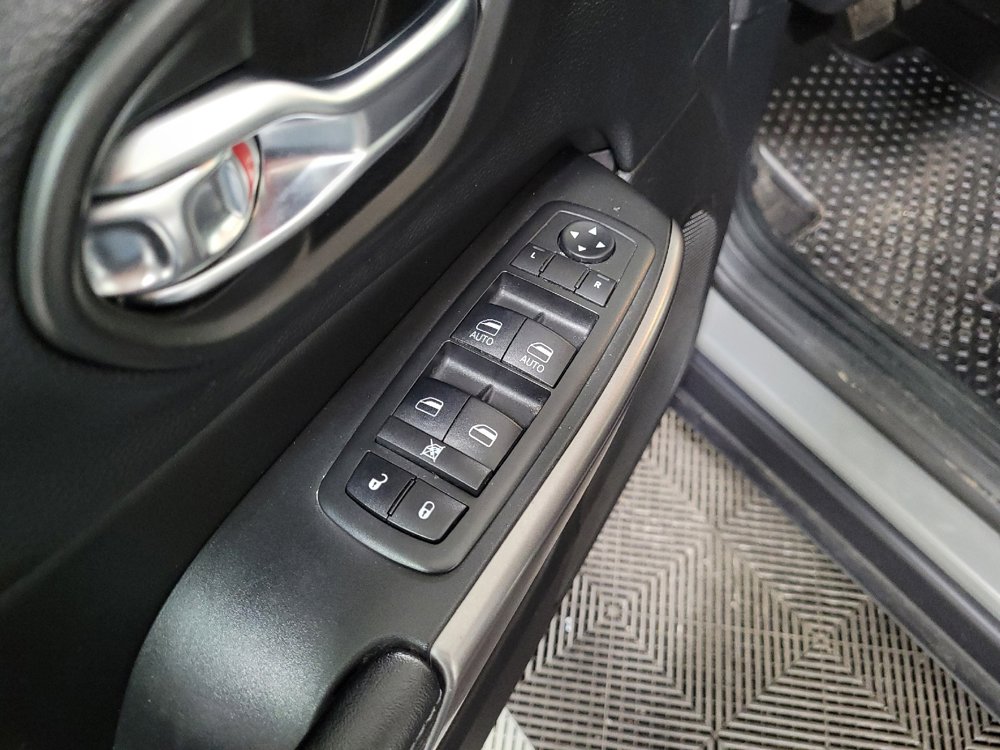 Used 2020 Jeep Cherokee Latitude Plus w/ Comfort/Convenience Group image 27