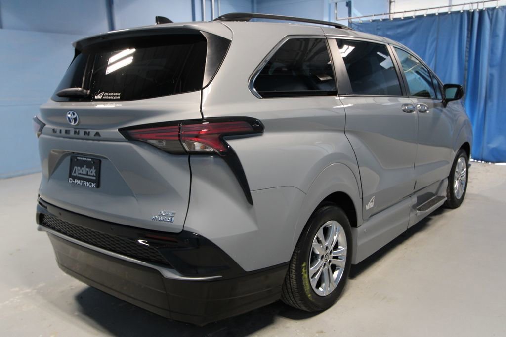 Used 2023 Toyota Sienna XSE image 36