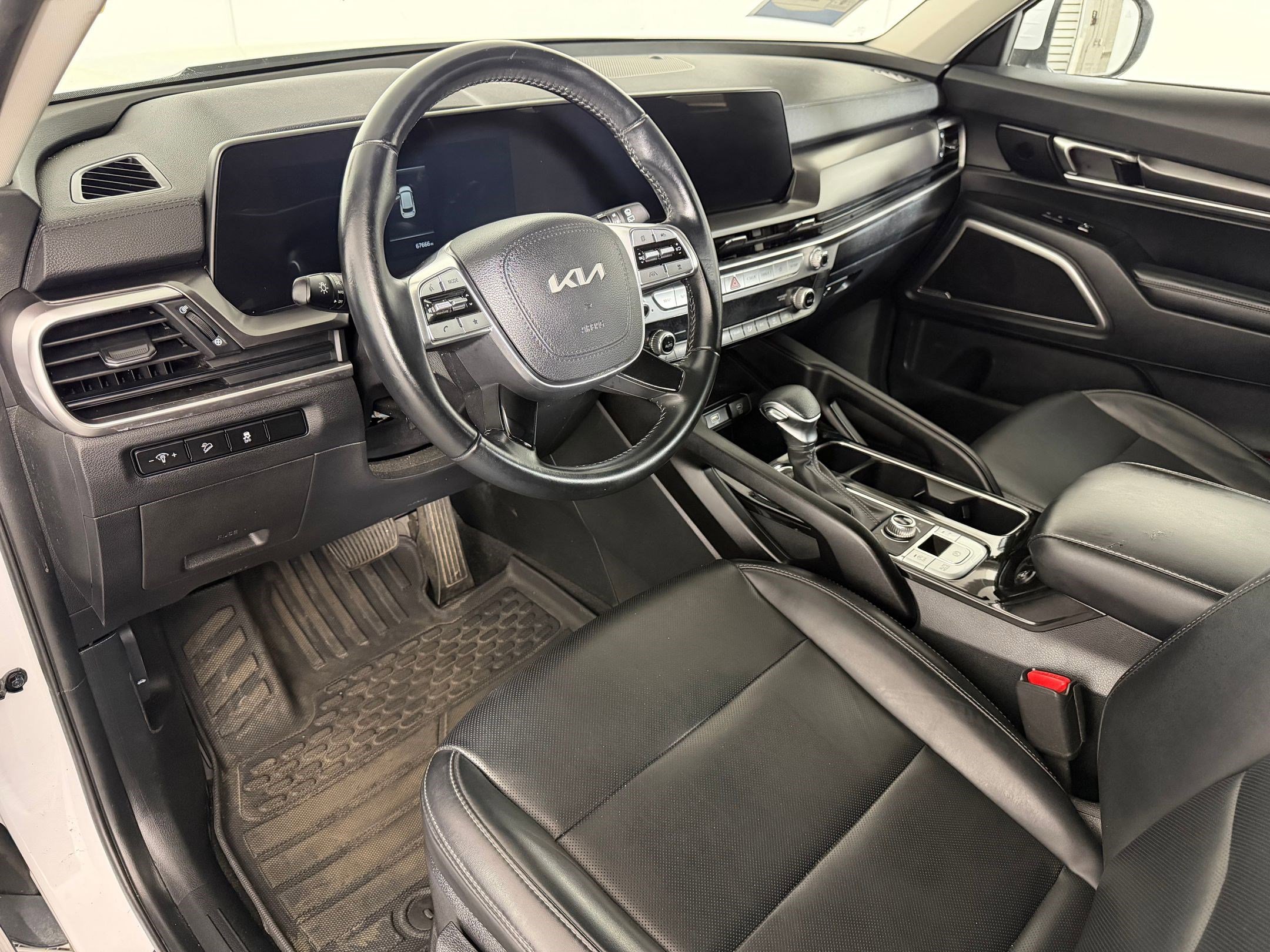 Used 2024 Kia Telluride LX image 3