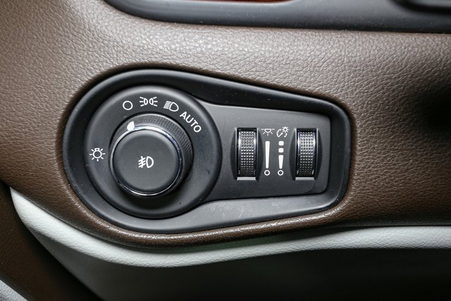 Used 2017 Jeep Renegade Limited image 36