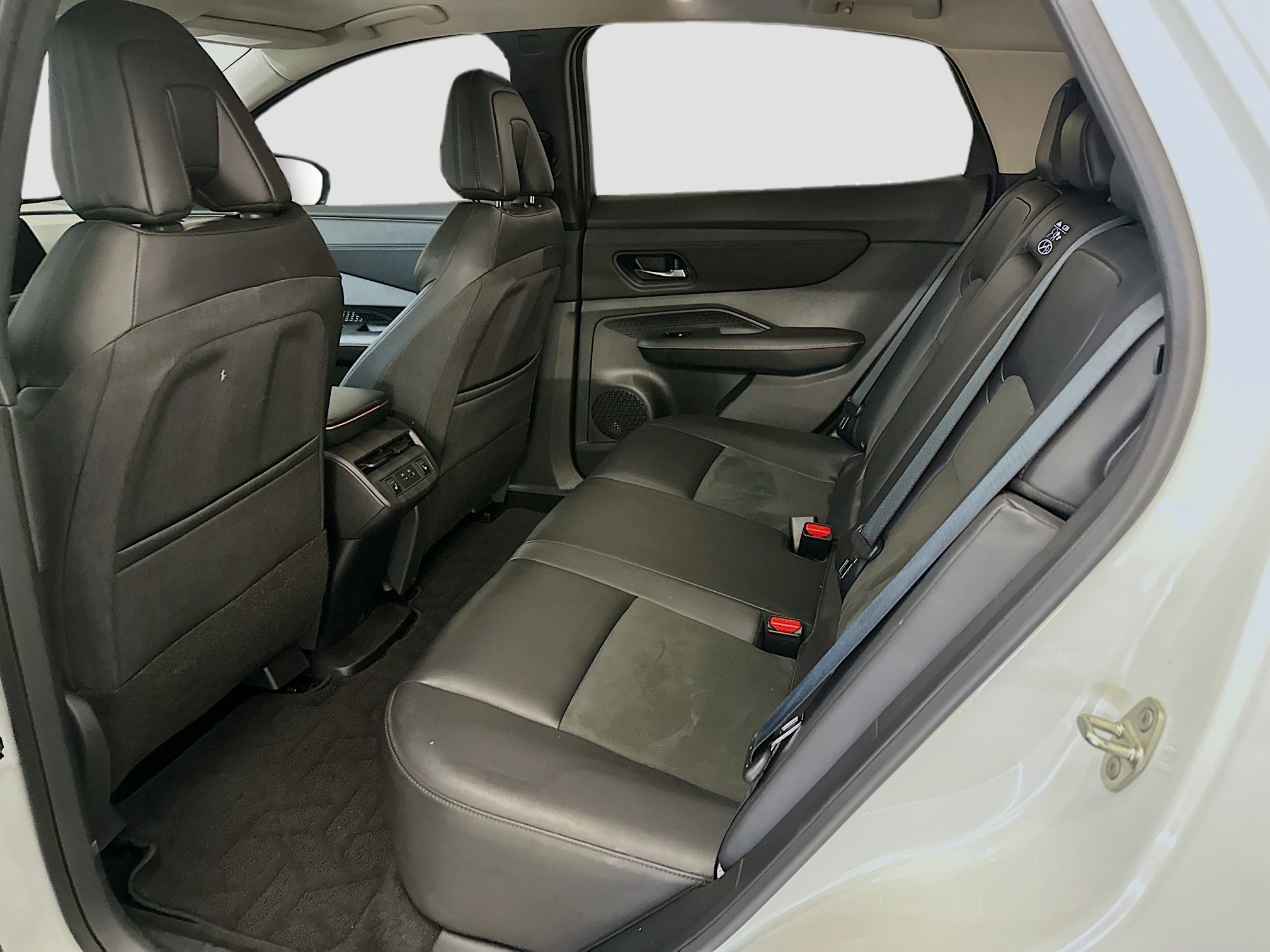 Used 2024 Nissan Ariya AWD image 30