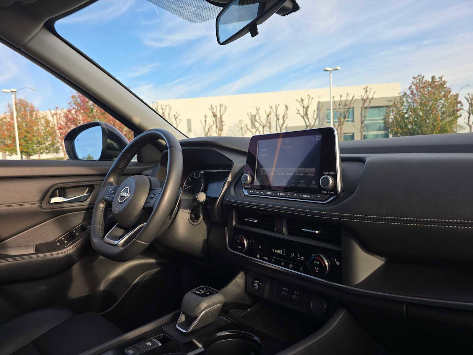 Used 2024 Nissan Rogue SV w/ SV Premium Package image 10