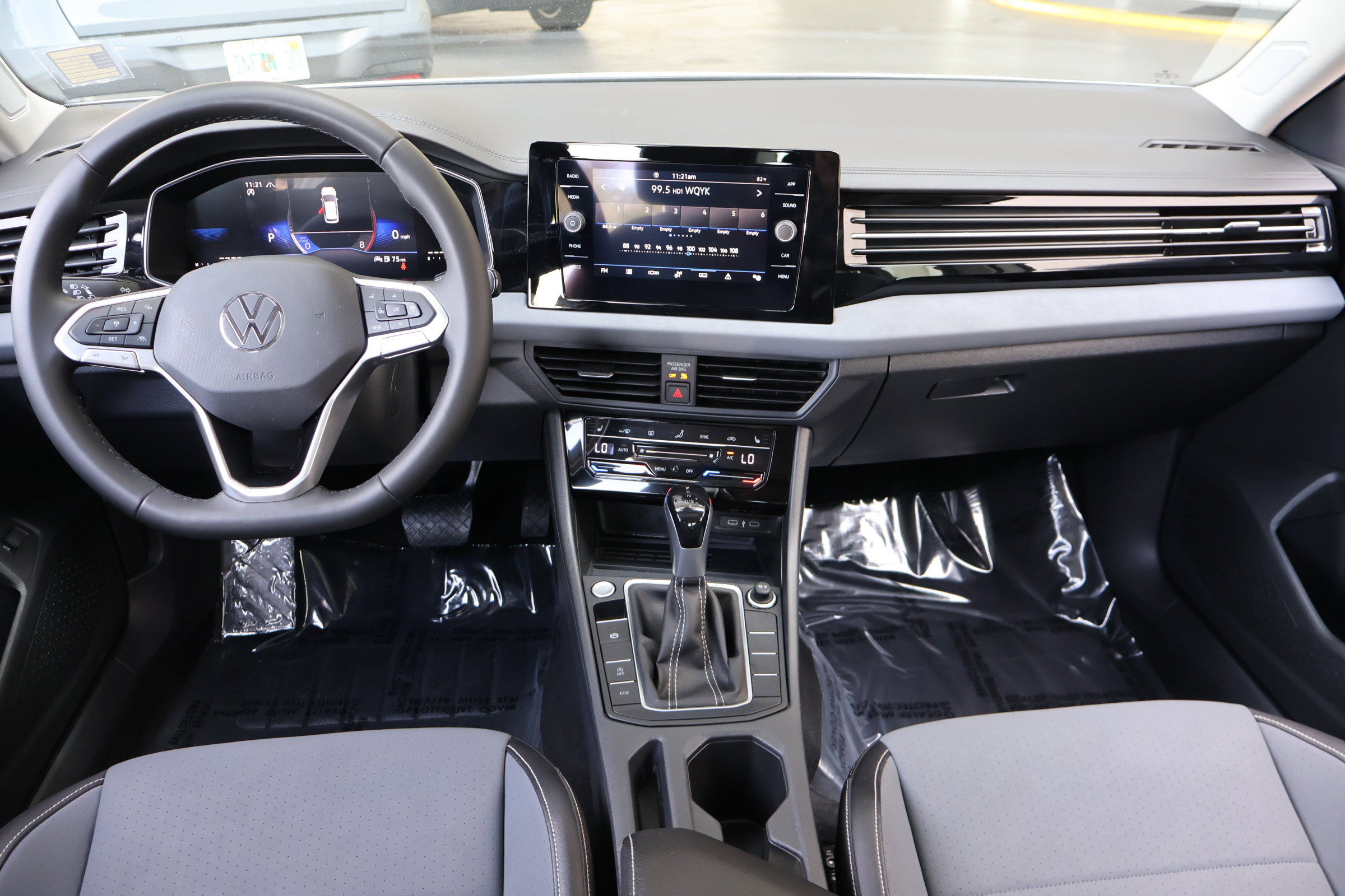 Used 2025 Volkswagen Jetta SE w/ Sunroof Package image 17