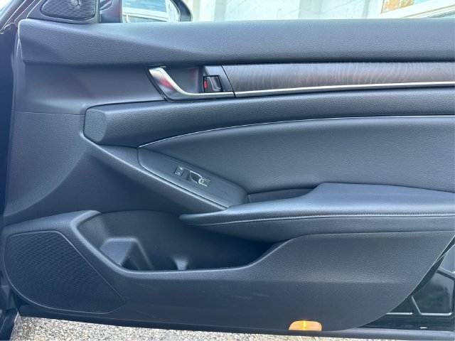 Used 2018 Honda Accord Touring image 25