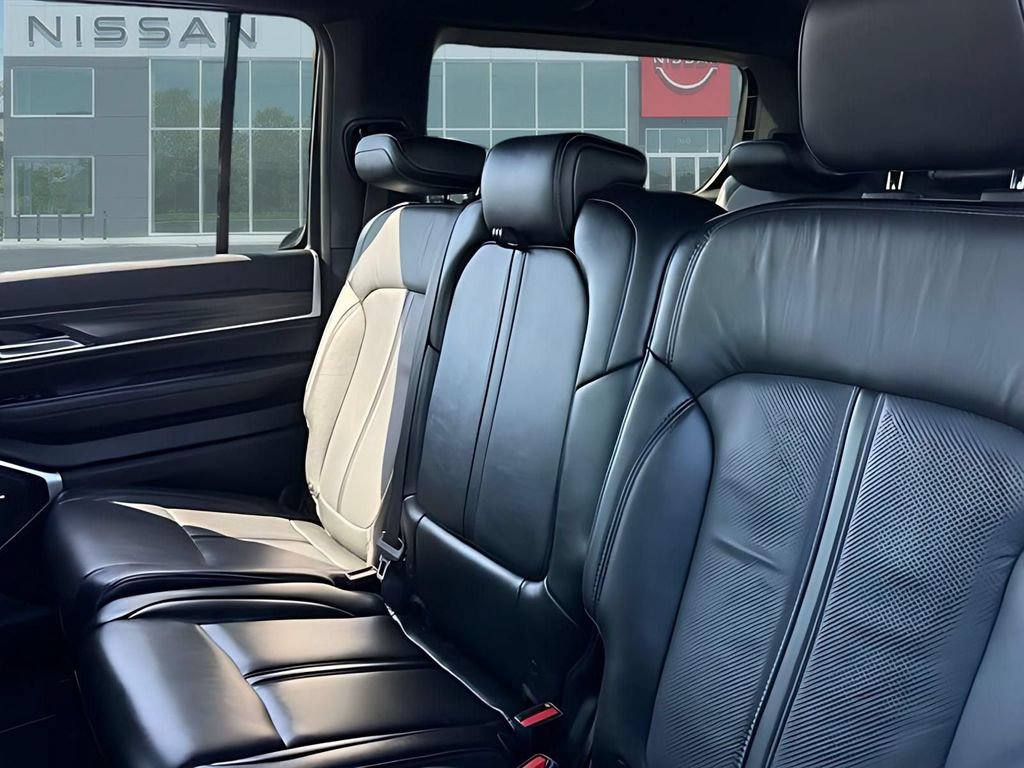 Used 2023 Jeep Wagoneer Series III w/ Preferred Equipment Group AWD/4WD image 29