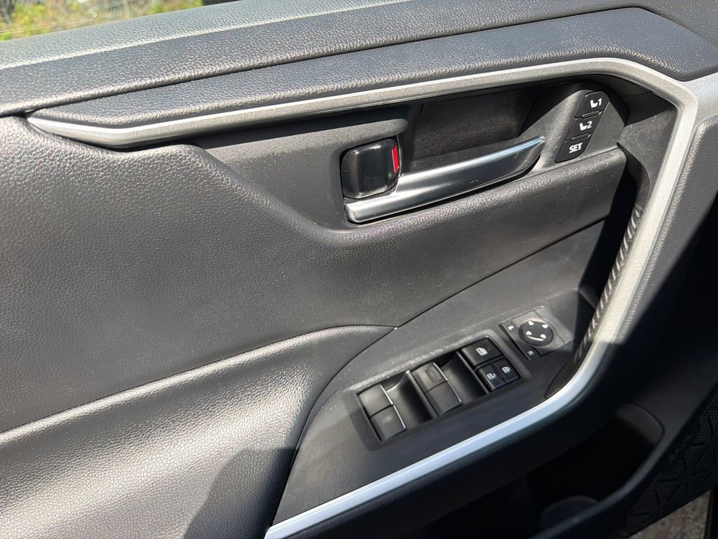 Used 2021 Toyota RAV4 XLE Premium image 35
