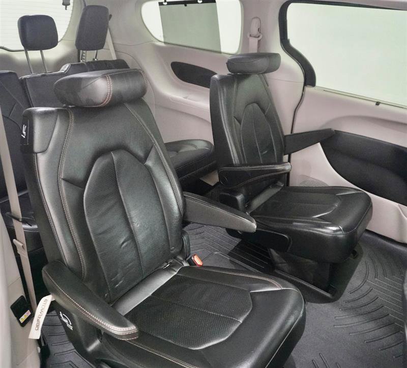 Used 2017 Chrysler Pacifica Touring-L Plus FWD image 9