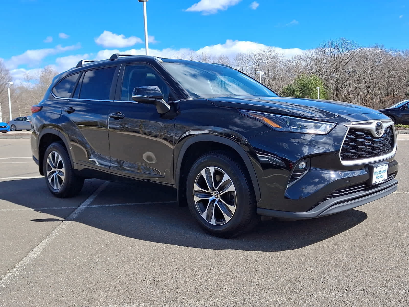 Used 2023 Toyota Highlander XLE image 4