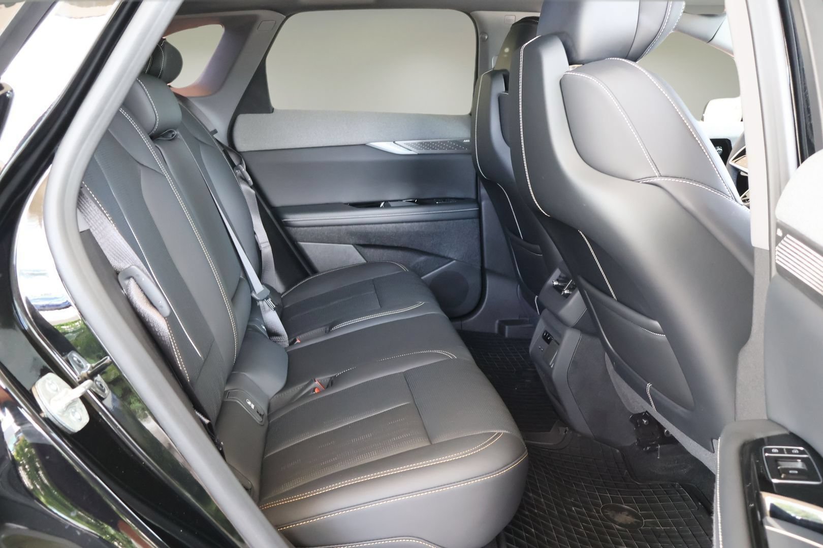 Certified 2025 Cadillac Optiq Luxury 2 w/ LPO, Floor Liner Package AWD/4WD image 17
