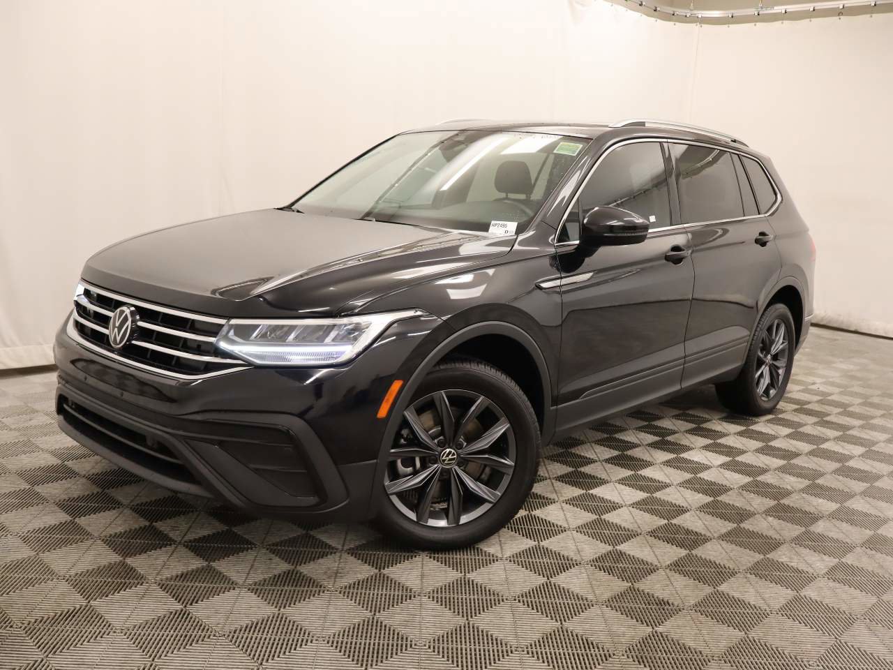 Used 2022 Volkswagen Tiguan SE w/ Panoramic Sunroof Package image 1