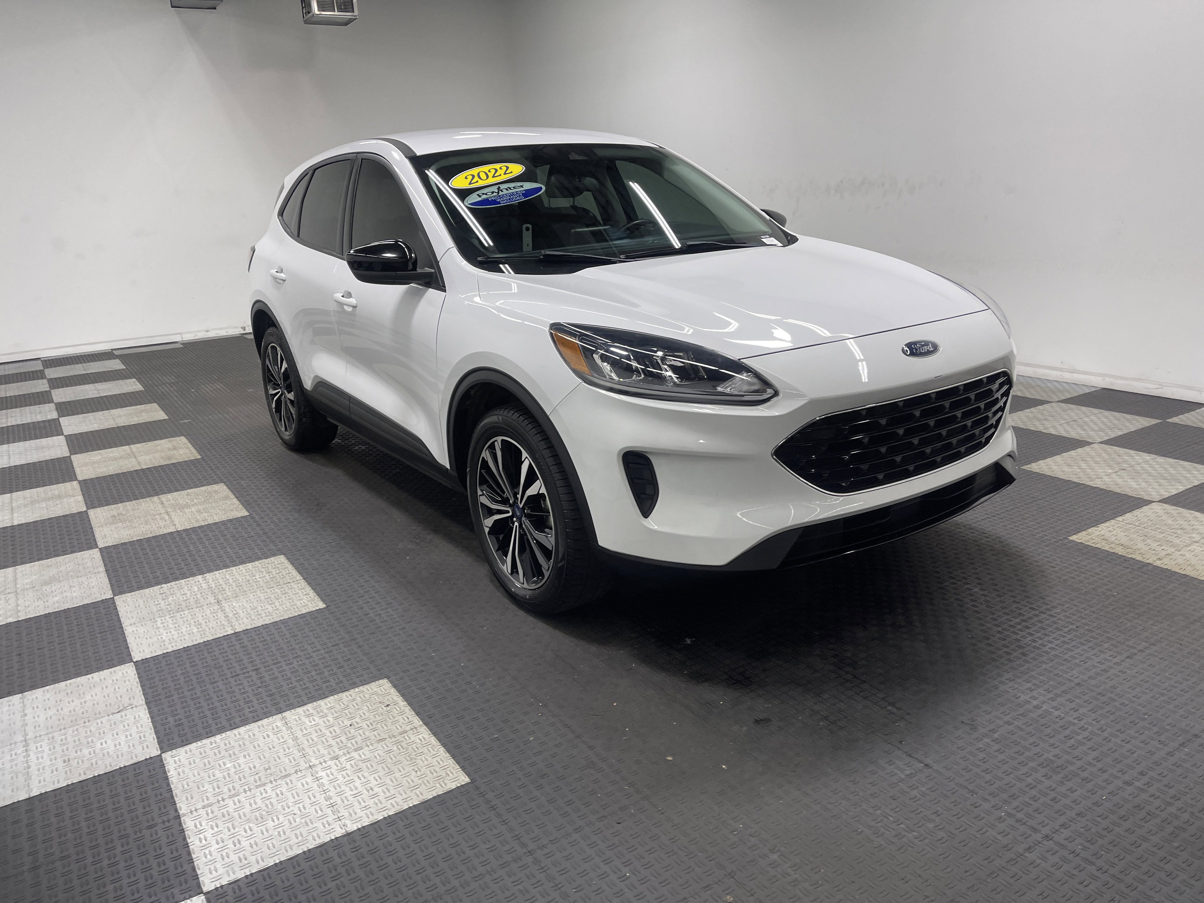 Used 2022 Ford Escape SE w/ SE Sport Appearance Package image 6