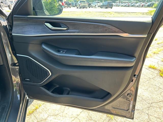 Used 2023 Jeep Grand Cherokee L Limited w/ Black Appearance Package image 30