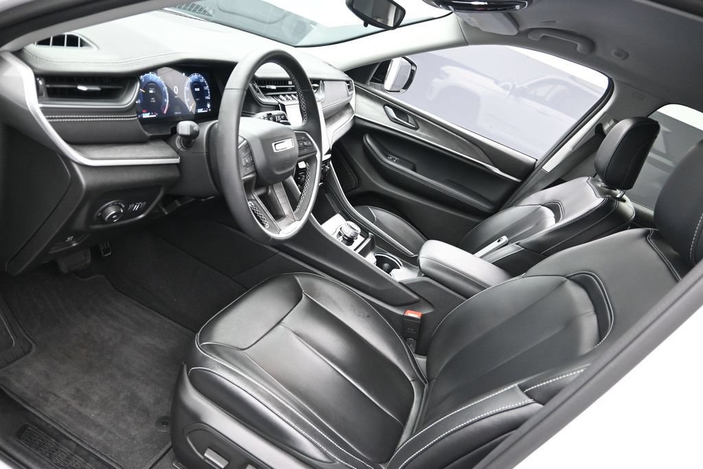 Used 2024 Jeep Grand Cherokee Limited w/ Black Appearance Package AWD/4WD image 19