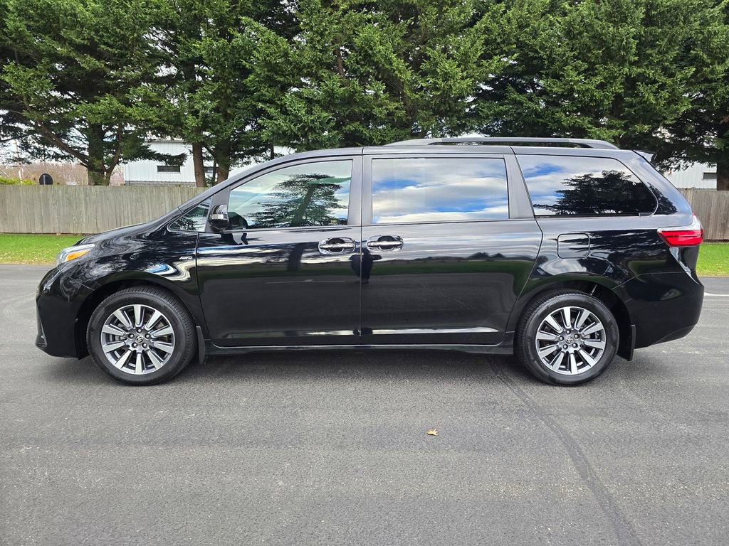 Used 2020 Toyota Sienna Limited image 3