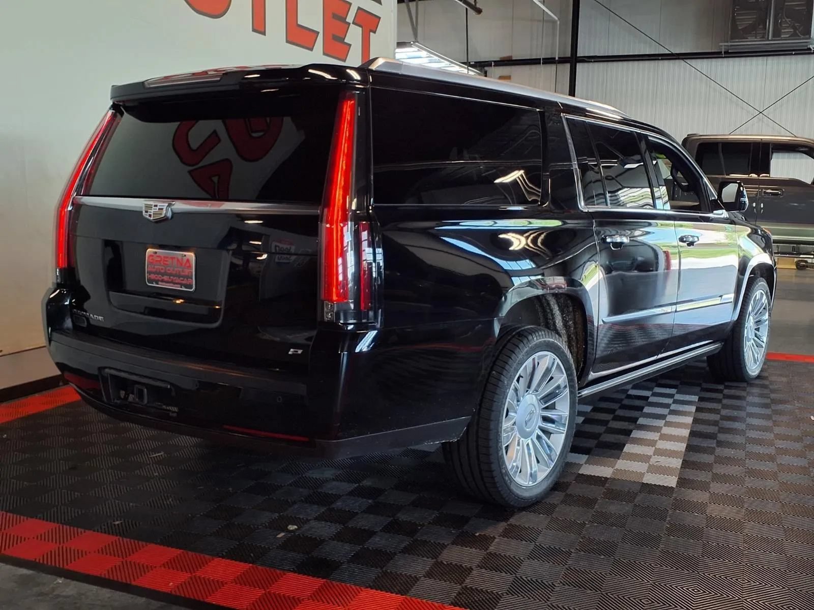 Used 2015 Cadillac Escalade ESV Platinum AWD/4WD image 9