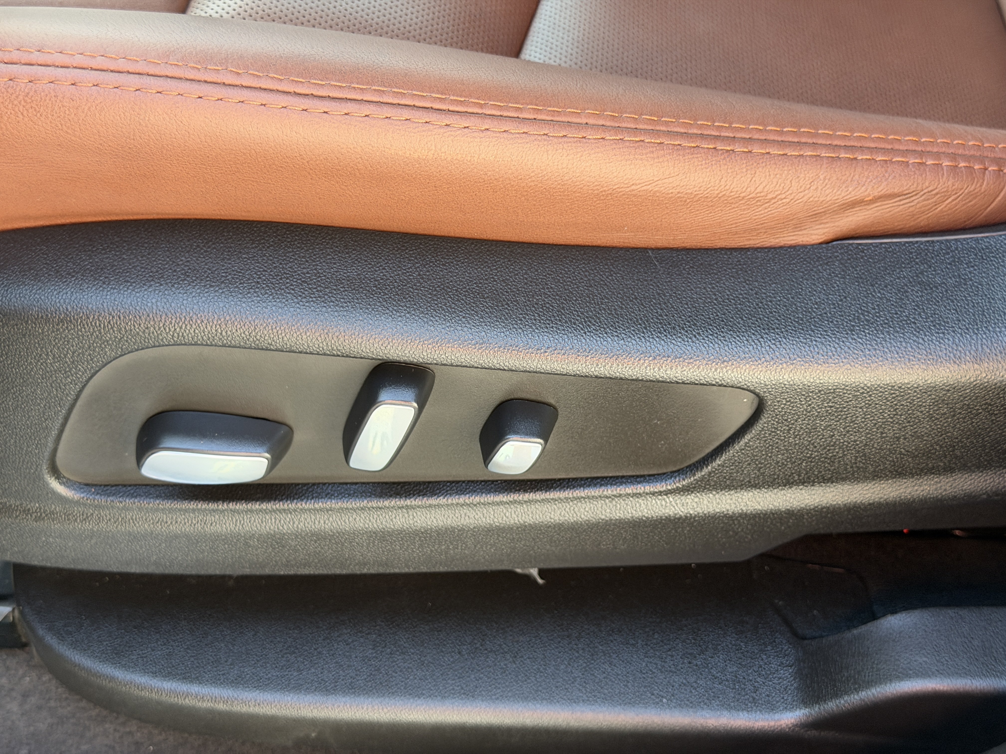 Used 2022 Cadillac XT5 Premium Luxury w/ Technology Package FWD image 17