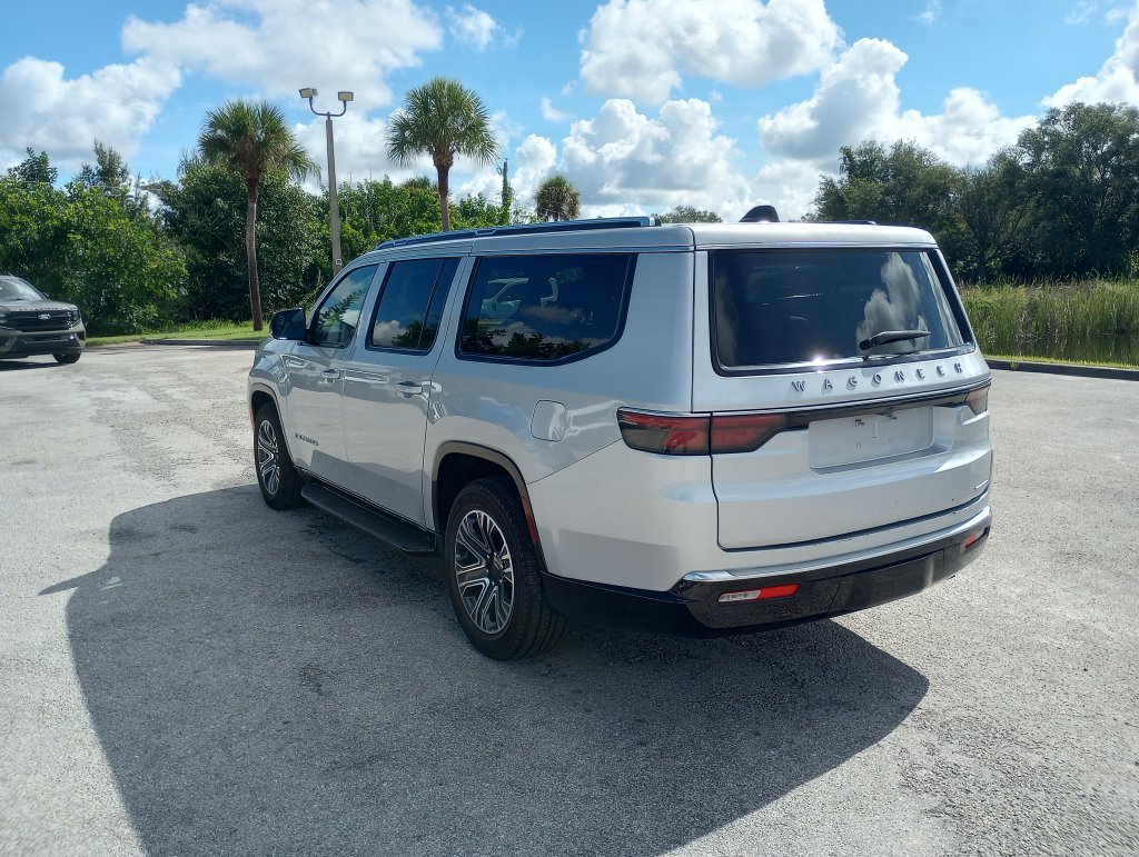 Used 2024 Jeep Wagoneer L Series II AWD/4WD image 4