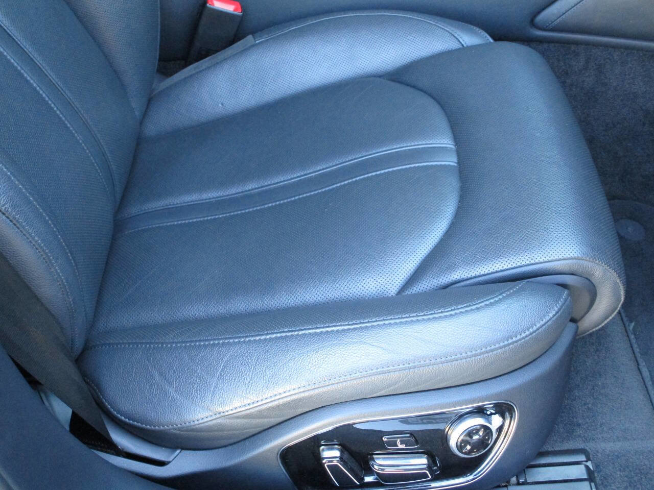 Used 2015 Audi A8 L 4.0T w/ Premium Package image 11