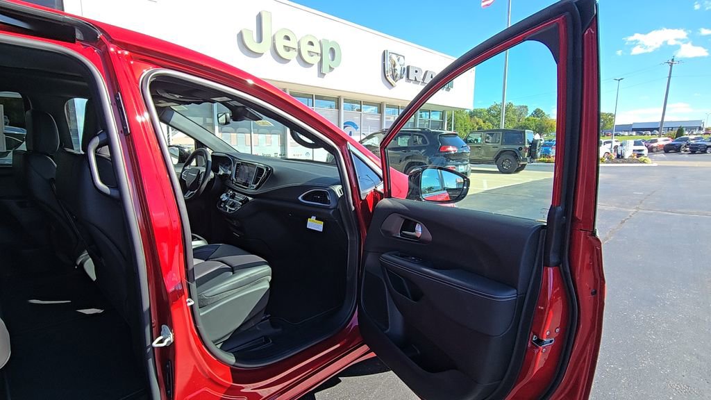 New 2026 Chrysler Pacifica Select image 17