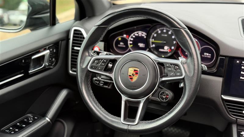 Used 2023 Porsche Cayenne w/ Premium Package image 22