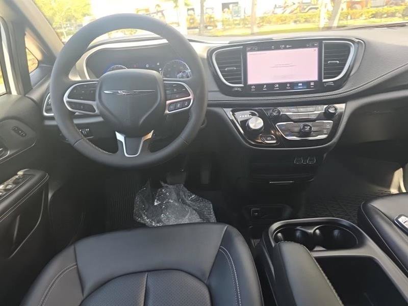 Used 2025 Chrysler Pacifica Select FWD image 5