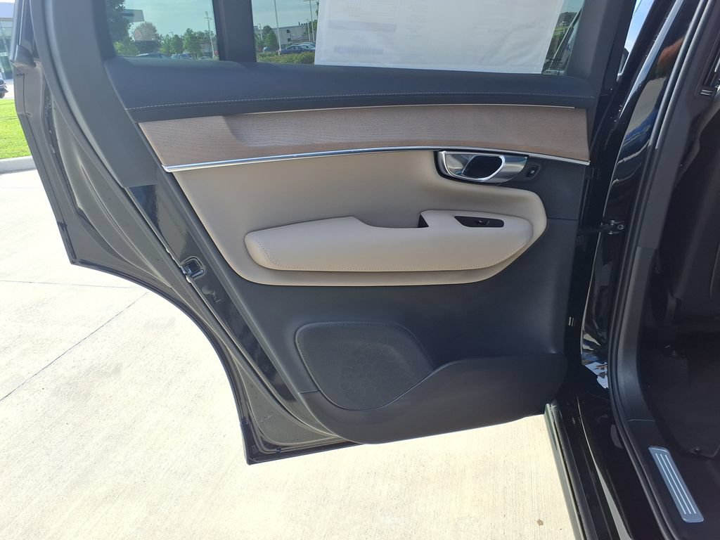 New 2026 Volvo XC90 B5 Plus w/ Protection Package Premier AWD/4WD image 12