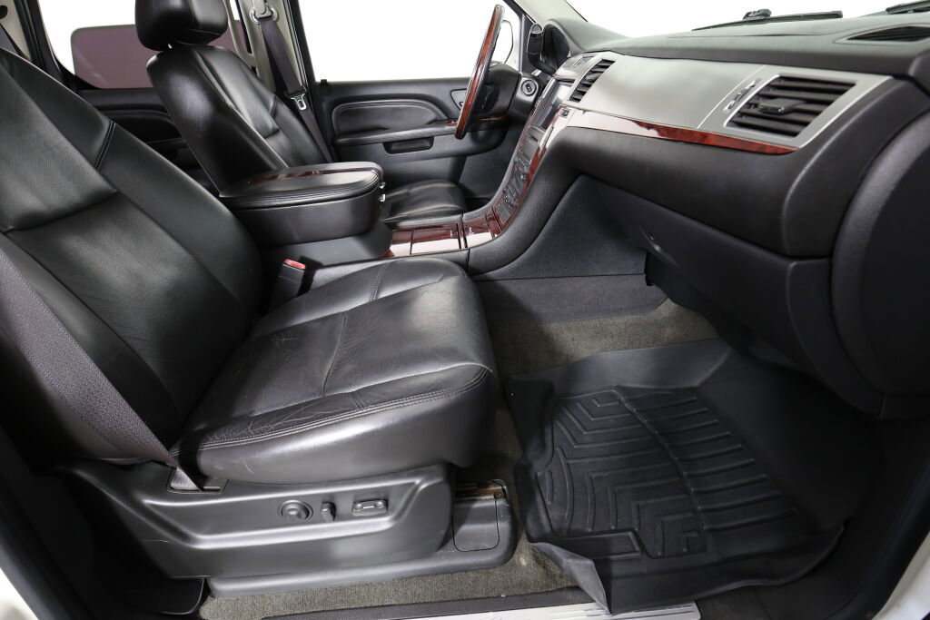 Used 2010 Cadillac Escalade Luxury AWD/4WD image 28