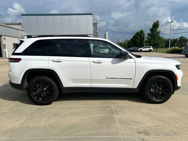 Used 2025 Jeep Grand Cherokee Altitude RWD image 3